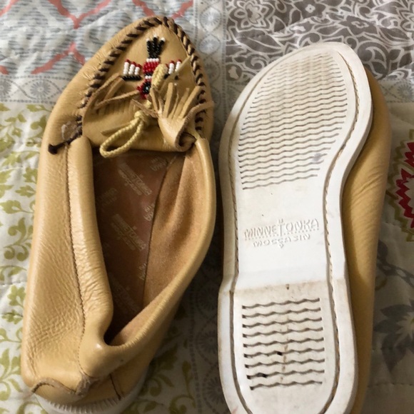 Tan beaded Minnetonka slip on moccasins - Picture 2 of 6